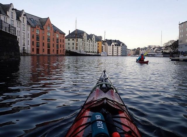 Vinterpadling i Ålesund sentrum