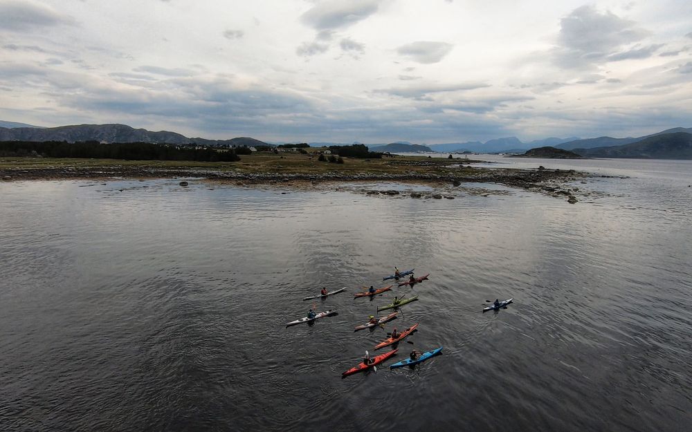 Kursgruppe i kajakk ved en holme på Sunnmøre