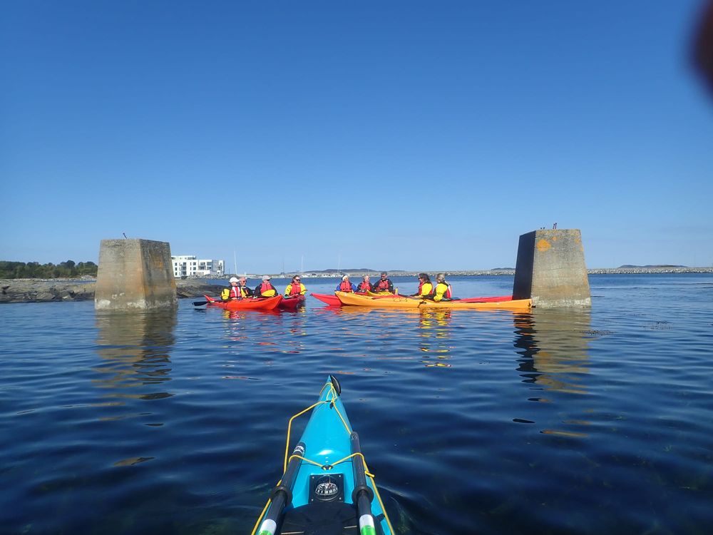 Kursgruppe med kajakker innenfor moloen i Ålesund