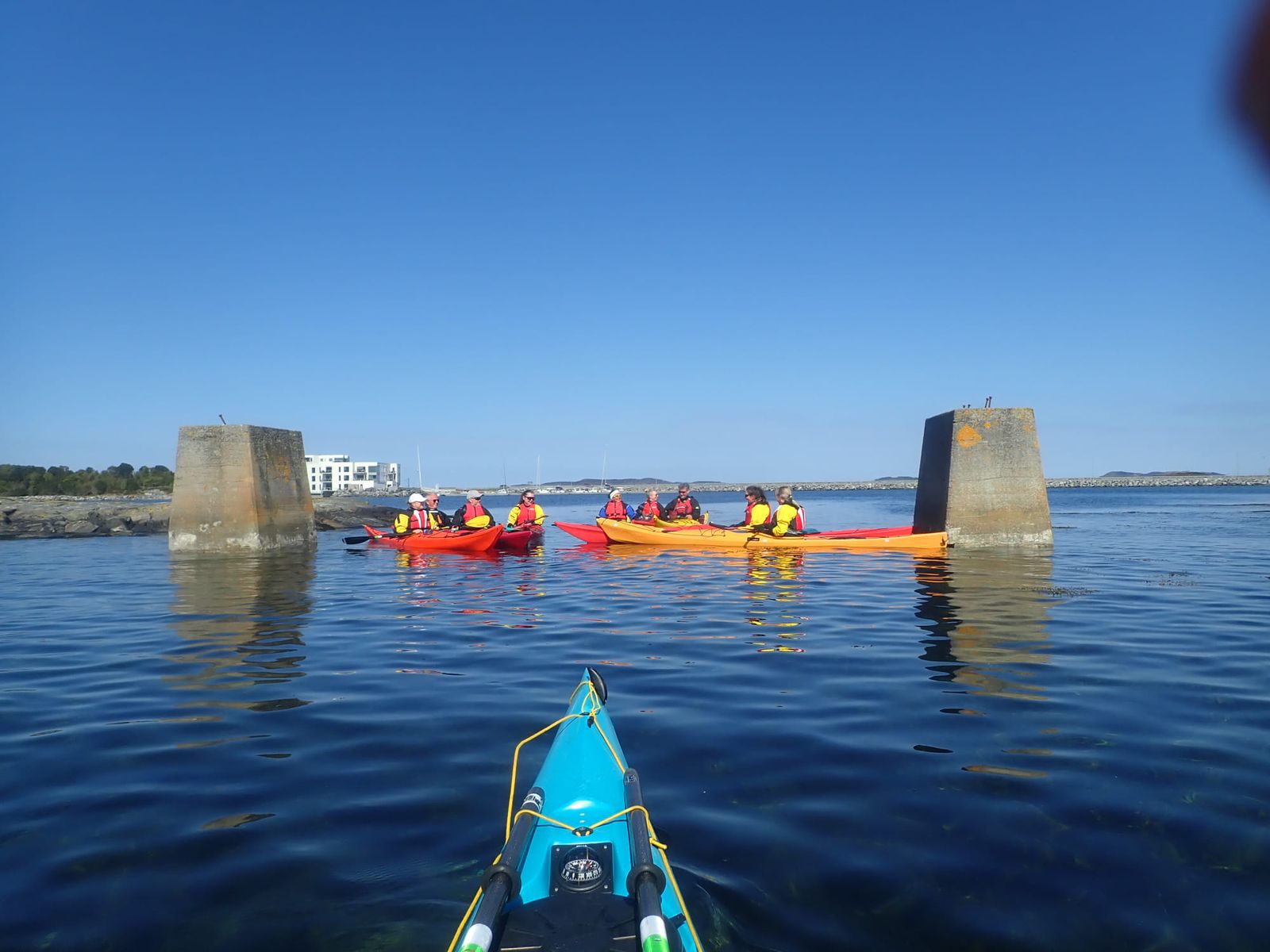 Kursgruppe med kajakker innenfor moloen i Ålesund