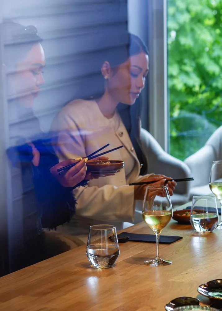 Gjester nyter omakase ved vinduet hos Kakure Omakase