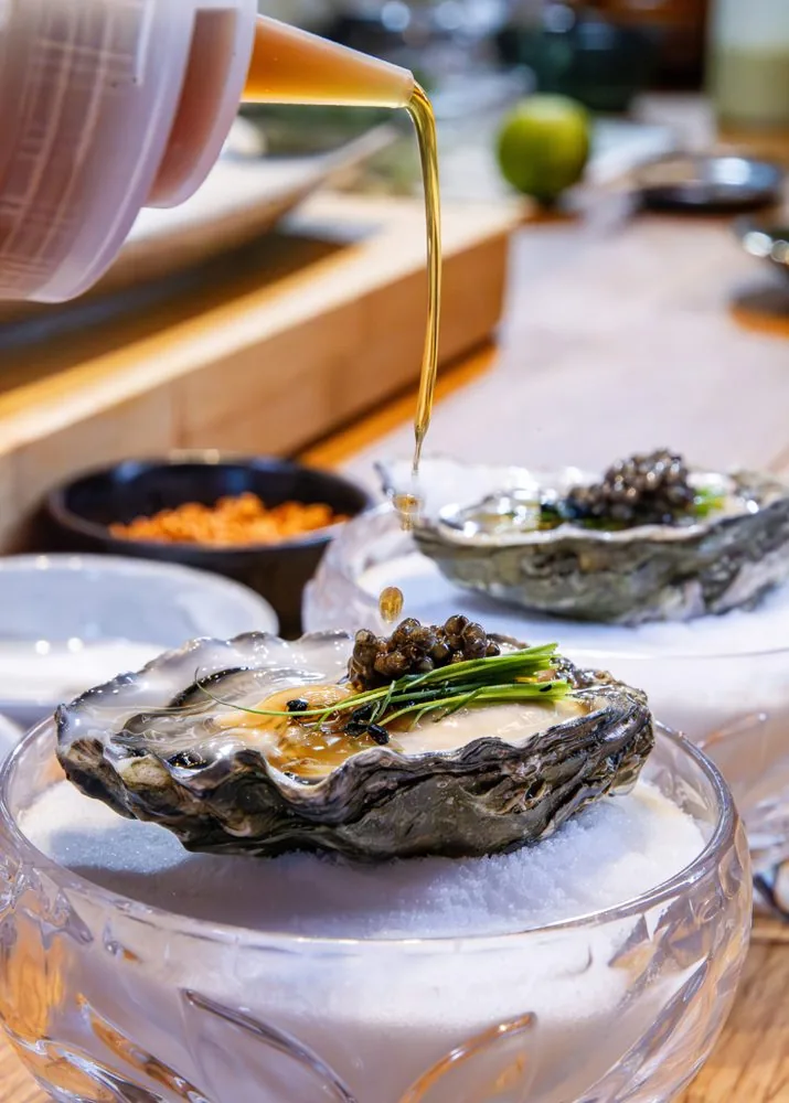 Østers med kaviar og olje, servert på is hos Kakure Omakase