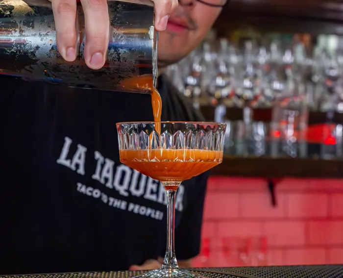 Cocktail blandes i baren hos La Taqueria