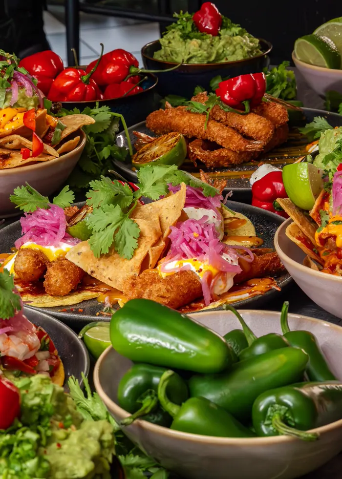 Tostadas og nachos servert med friske chilier