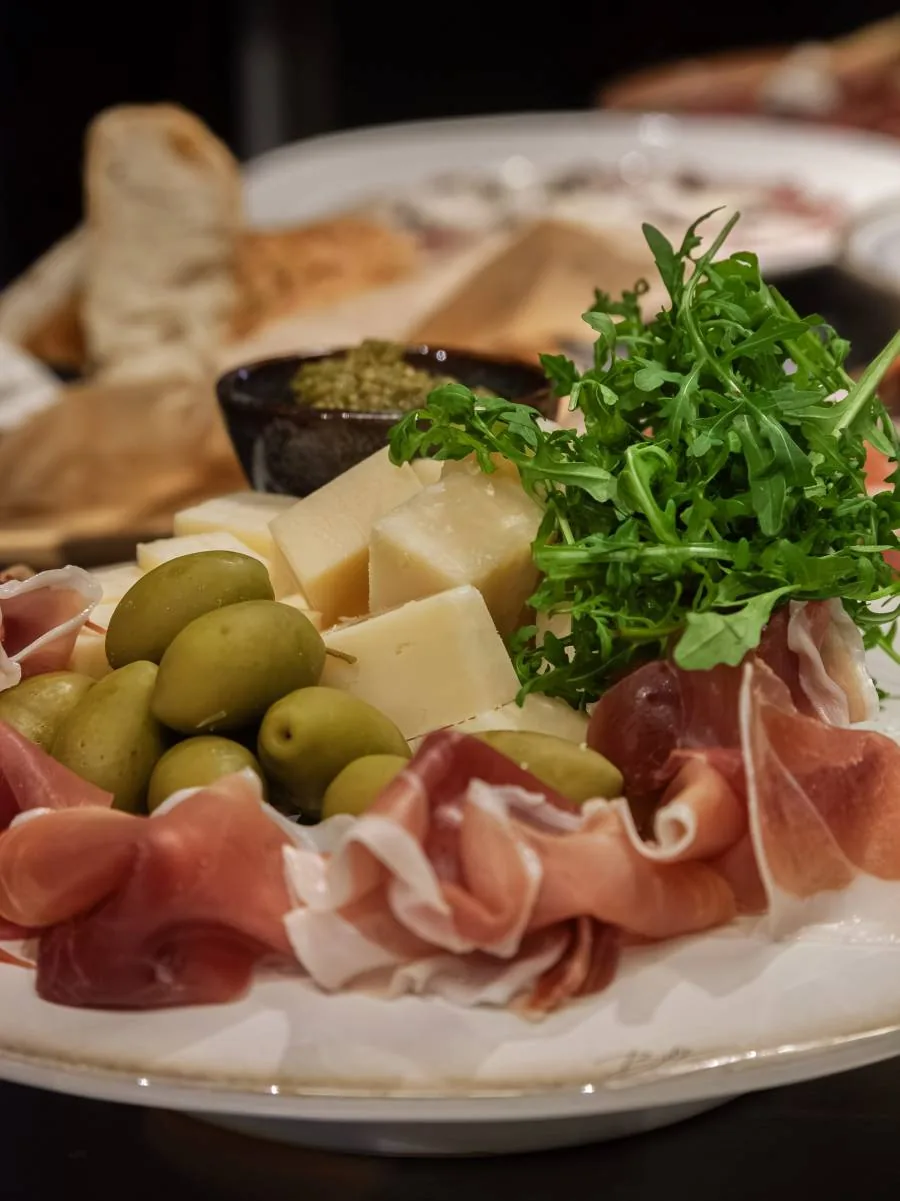 Antipastitallerken med parmaskinke, oliven og ost hos Pasta Vino