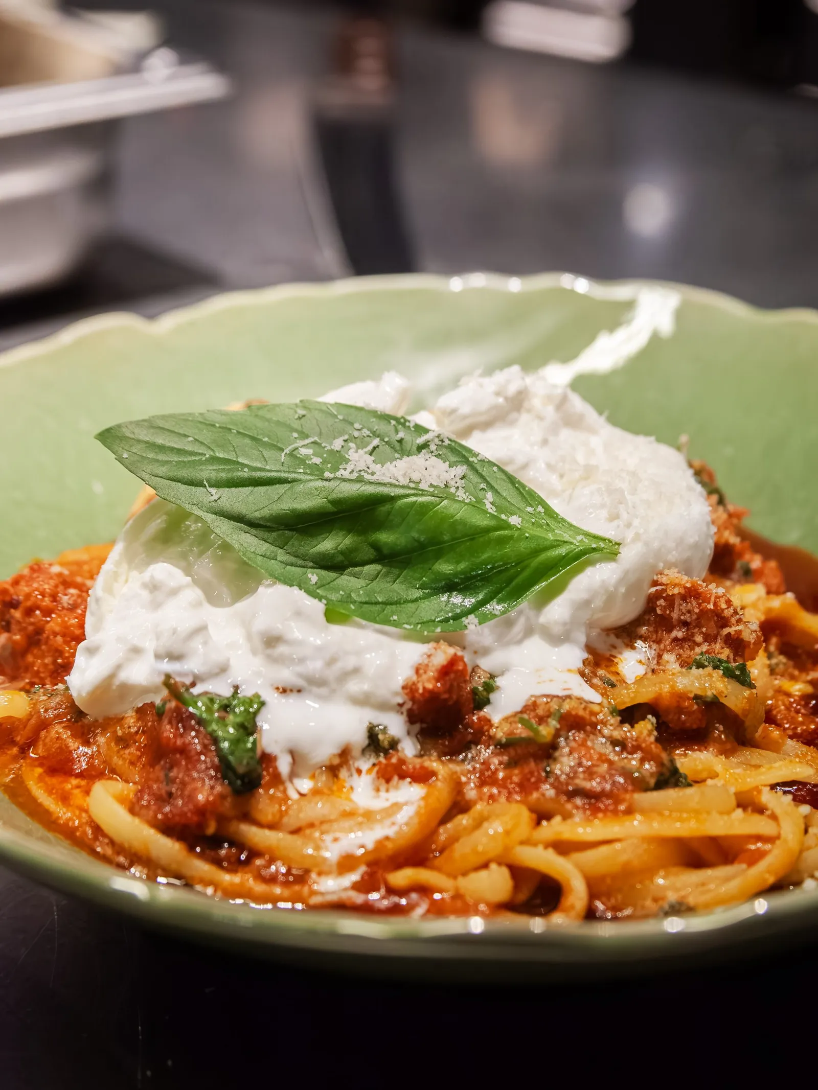 Tagliatelle med burrata, tomatsaus og basilikum