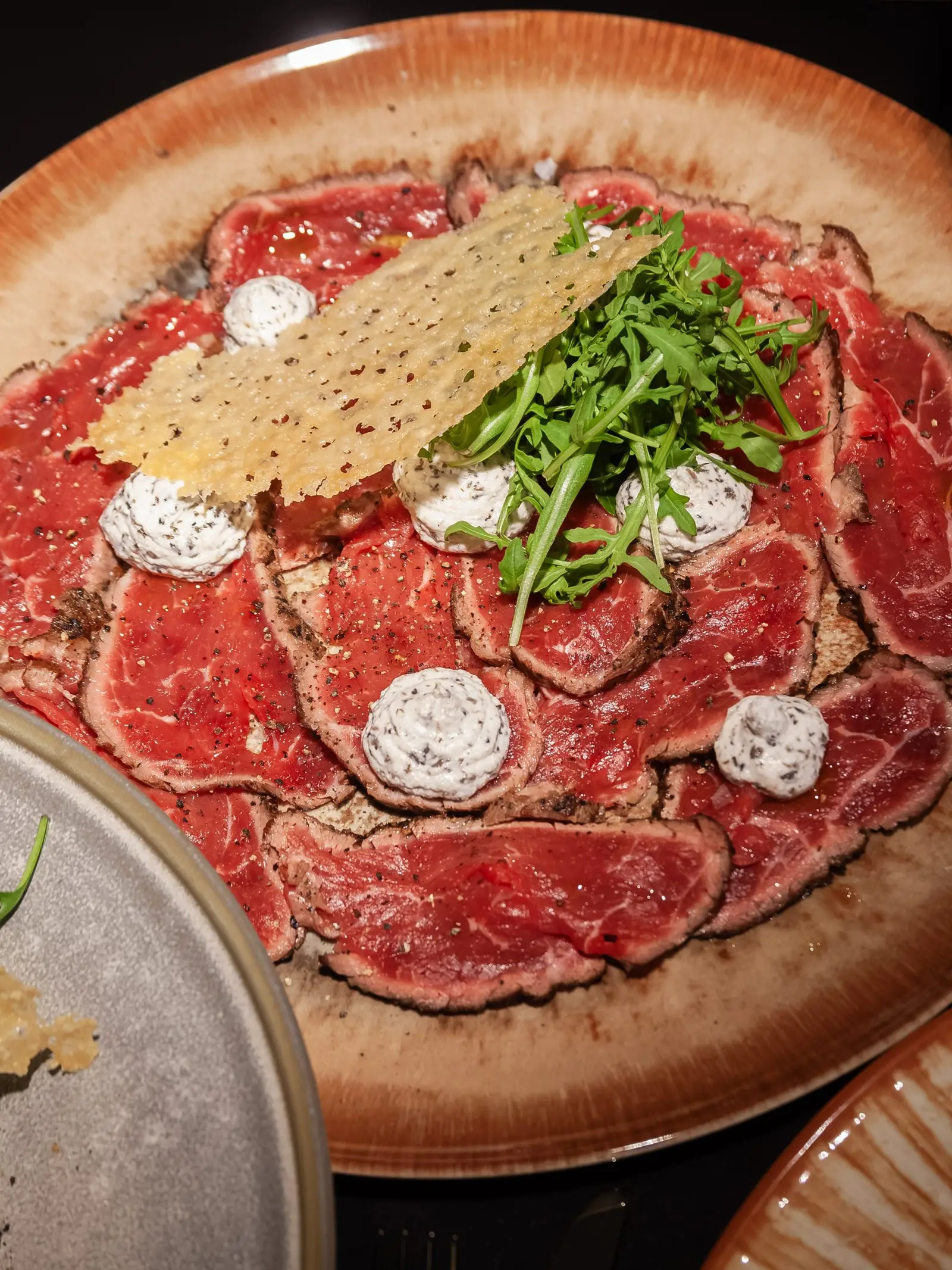 Oksecarpaccio med trøffelkrem, parmesanchips og ruccola