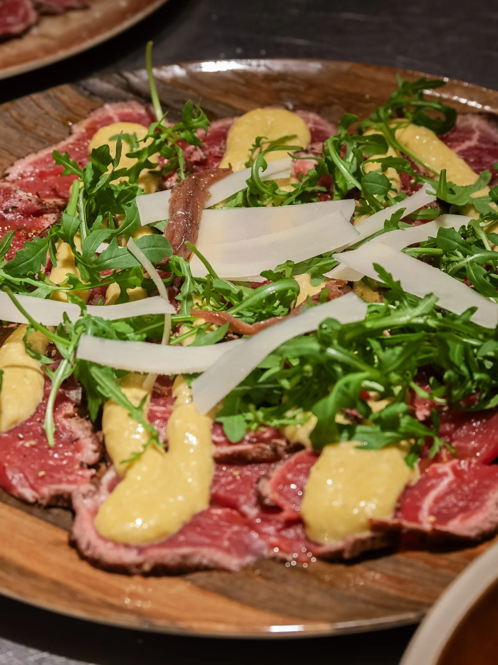Oksecarpaccio med sennep, ruccola og parmesan