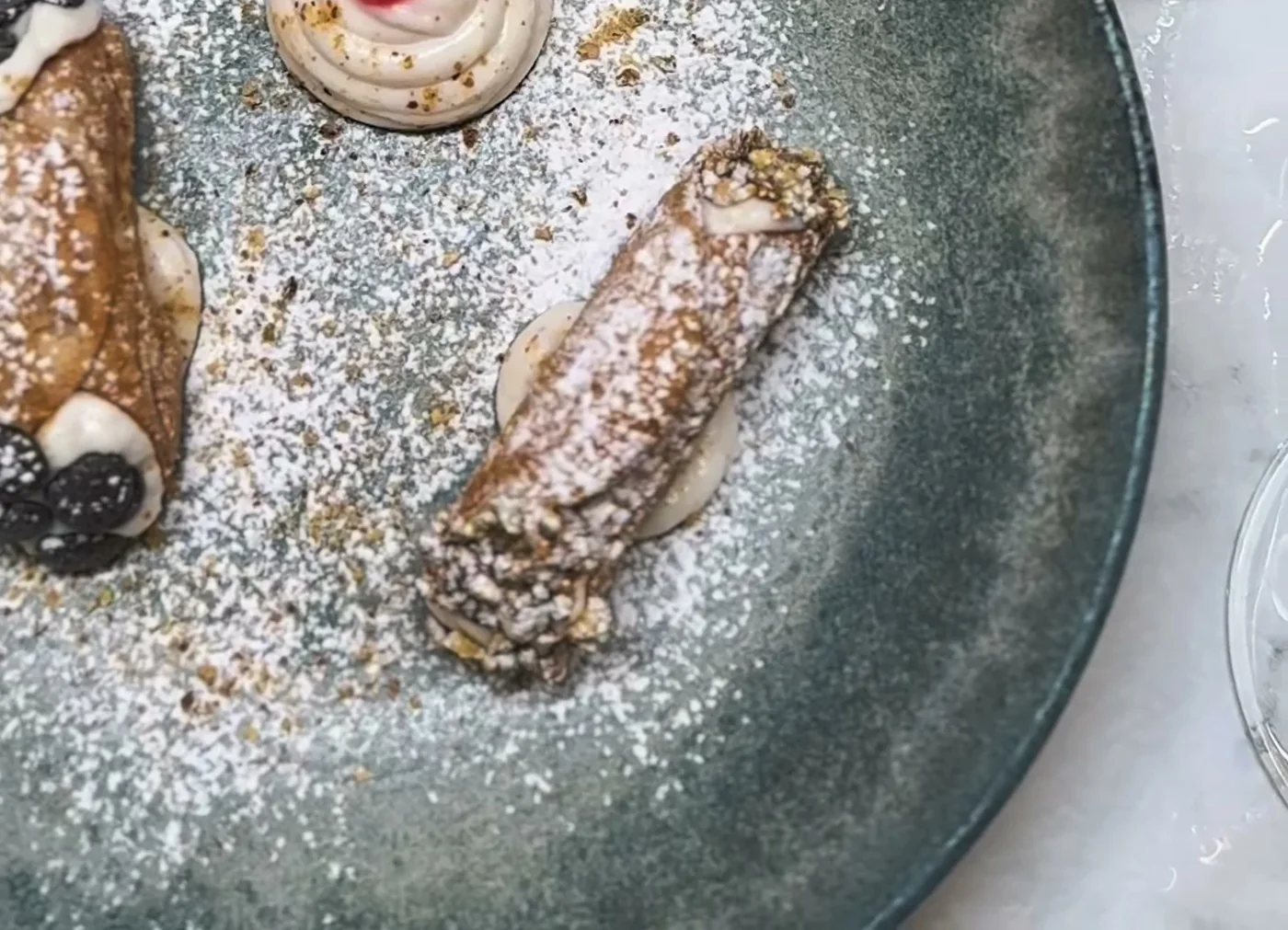 Cannoli og pistasj panna cotta hos Pasta Vino