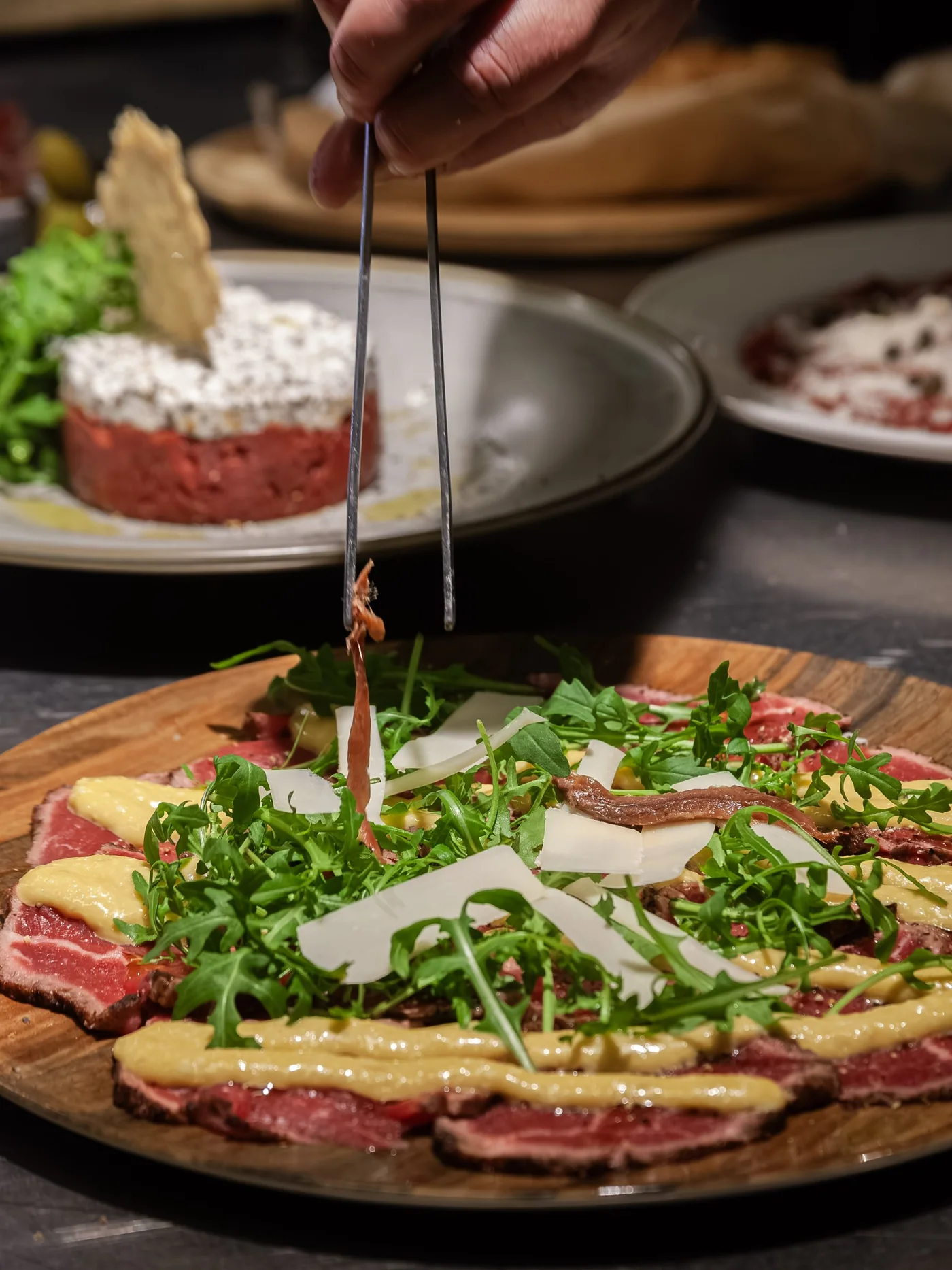 Kokk anretter en tallerken hos Pasta Vino