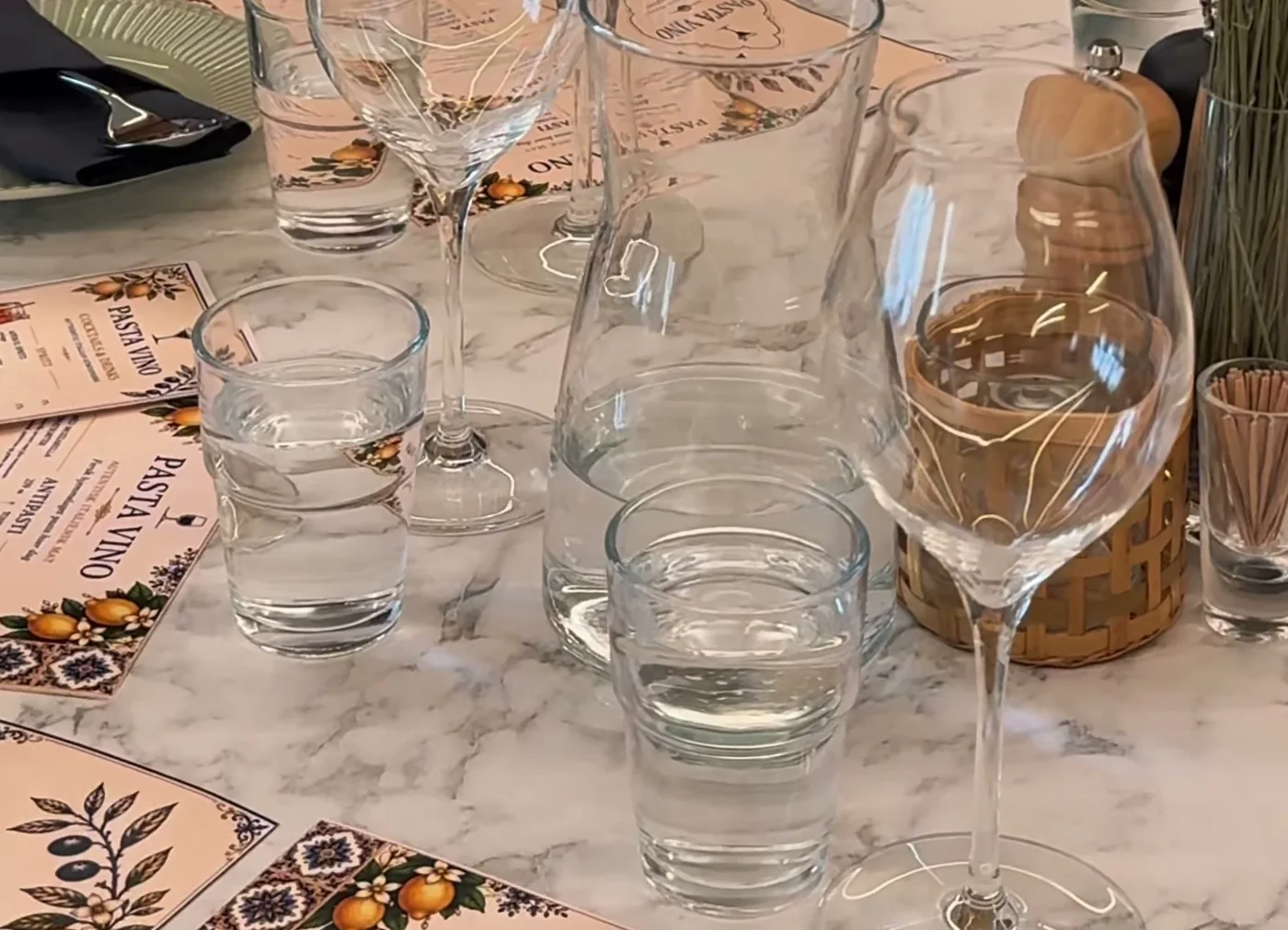 Dekket bord med Pasta Vino sine glass og tallerkener