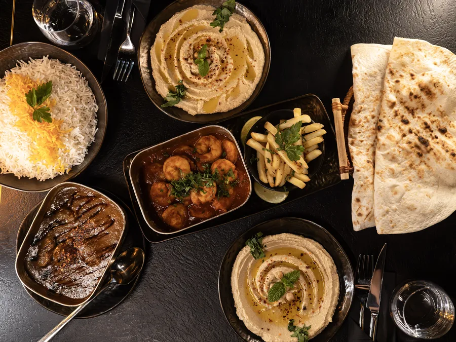 Reker i tomatsaus, hummus og nanbrød
