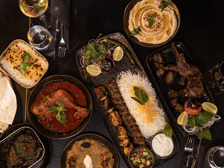 Full servering med grillspyd og tilbehør